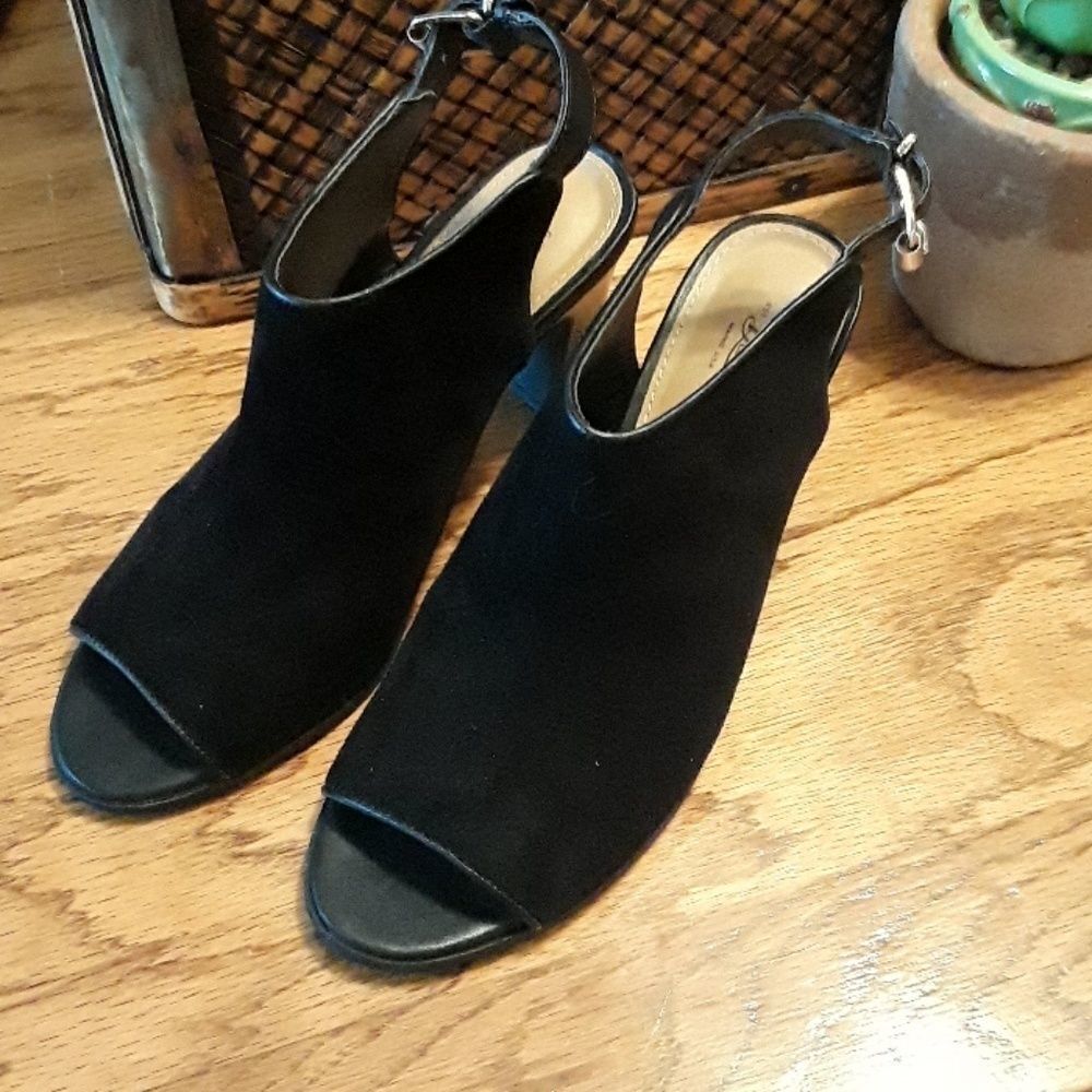 8 1/2 Bass Black Heels